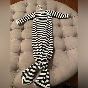 Knotted baby gown. Black and white stripe. NB